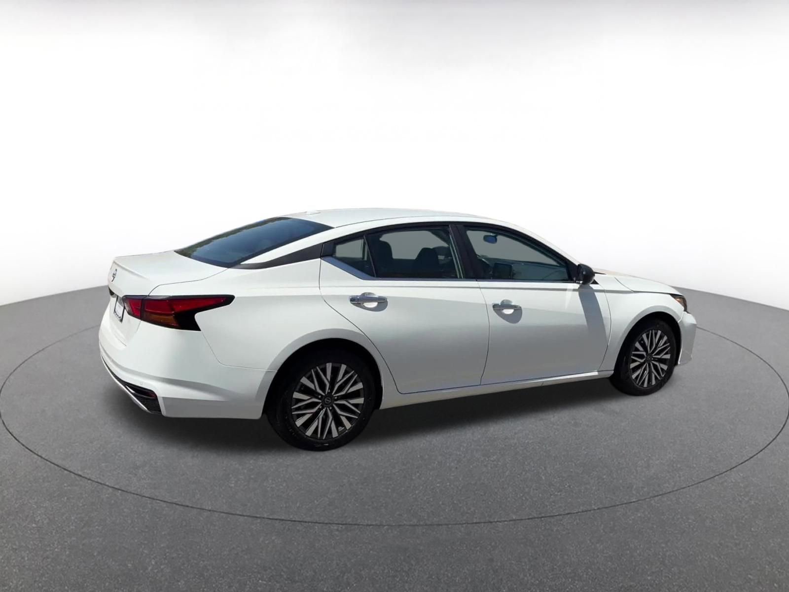 Used 2025 Nissan Altima 2.5 SV FWD image 15