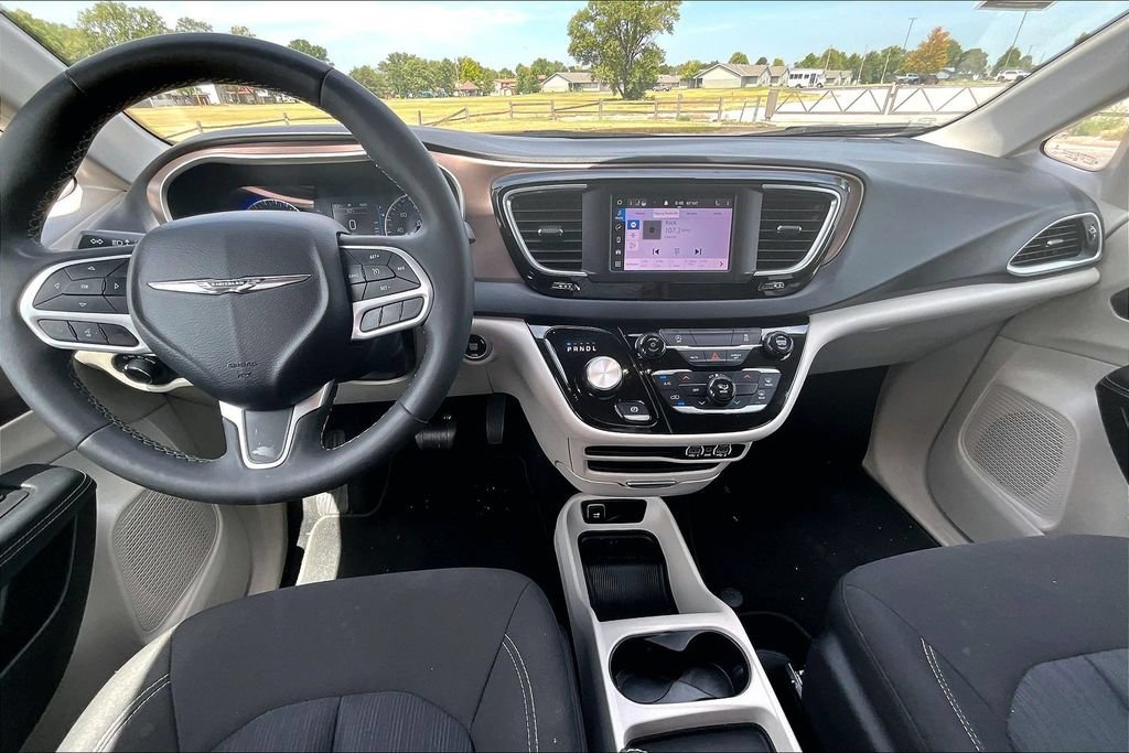 Used 2023 Chrysler Voyager LX FWD image 13