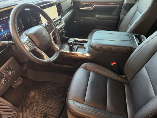 Used 2024 Chevrolet Silverado 1500 LT Trail Boss w/ Convenience Package II AWD/4WD image 4