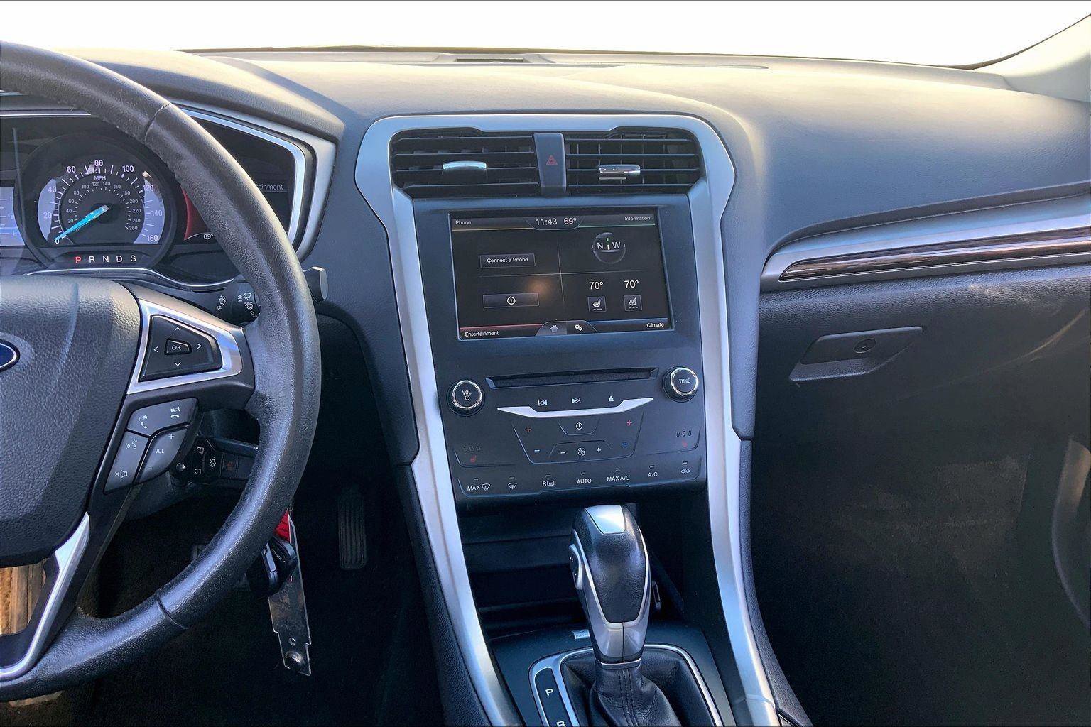 Used 2015 Ford Fusion SE w/ Equipment Group 202A image 6