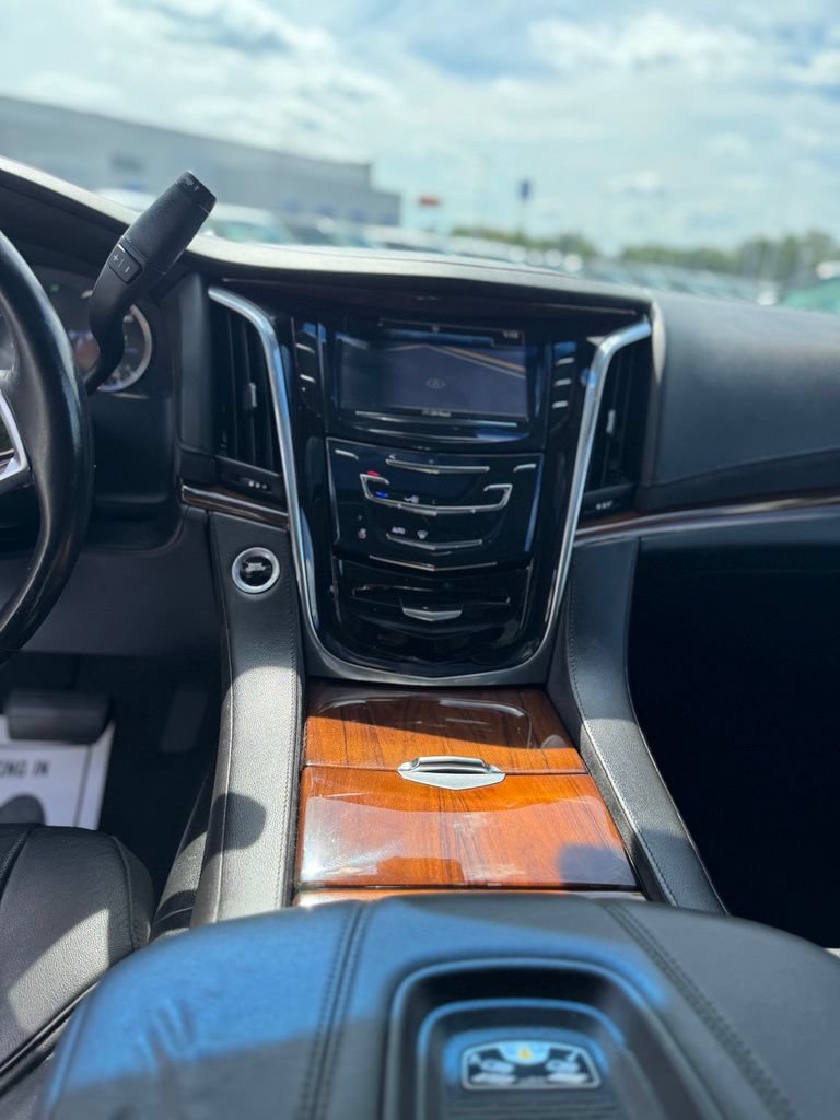 Used 2016 Cadillac Escalade Luxury AWD/4WD image 17
