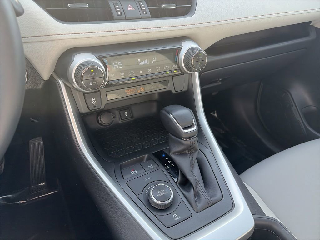 Used 2022 Toyota RAV4 XLE Premium image 11