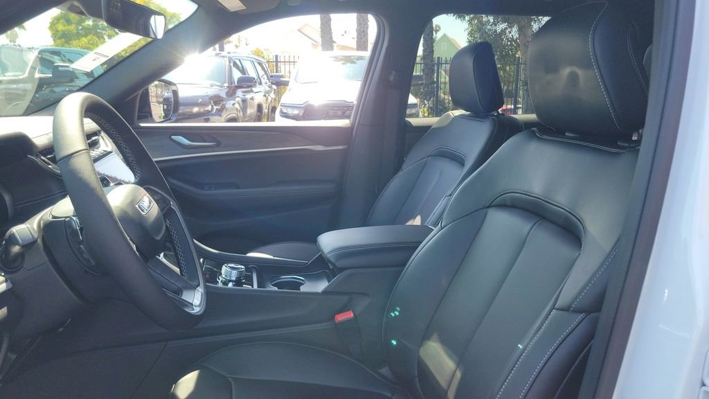 New 2025 Jeep Grand Cherokee L Limited w/ Black Appearance Package image 18