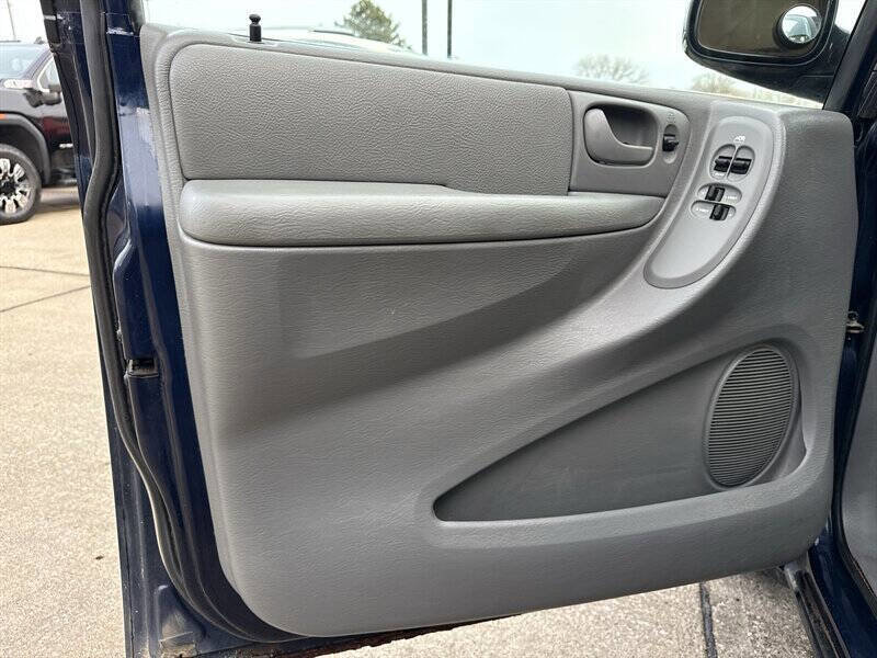 Used 2005 Chrysler Town & Country Touring w/ Luxury Group image 15