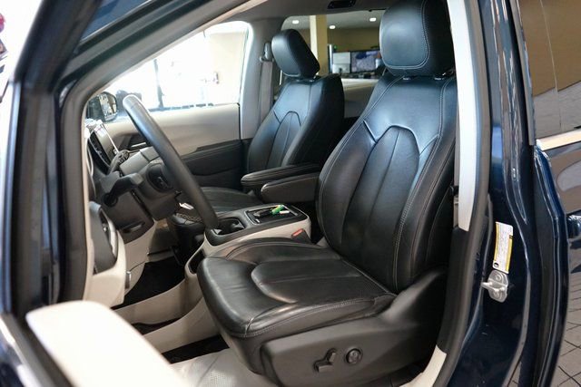 Used 2022 Chrysler Pacifica Touring-L image 2