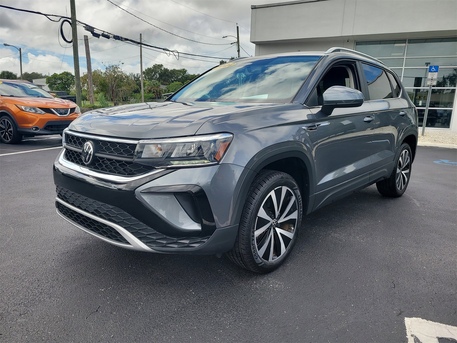 Used 2022 Volkswagen Taos SE image 3