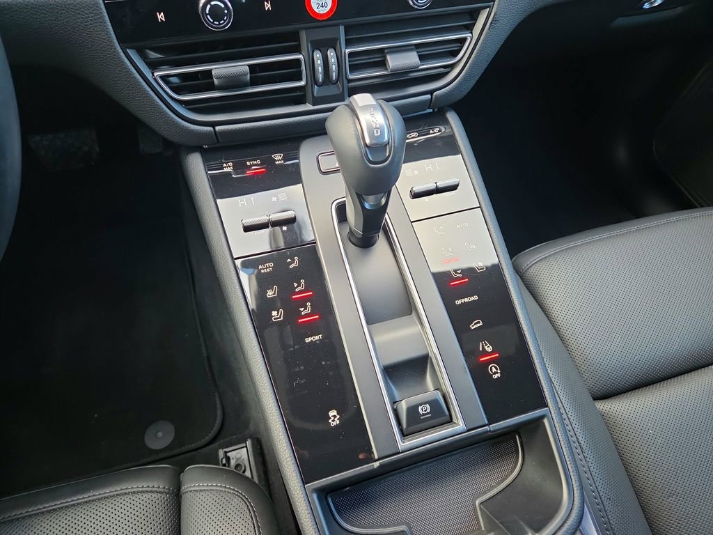 Certified 2022 Porsche Macan image 14