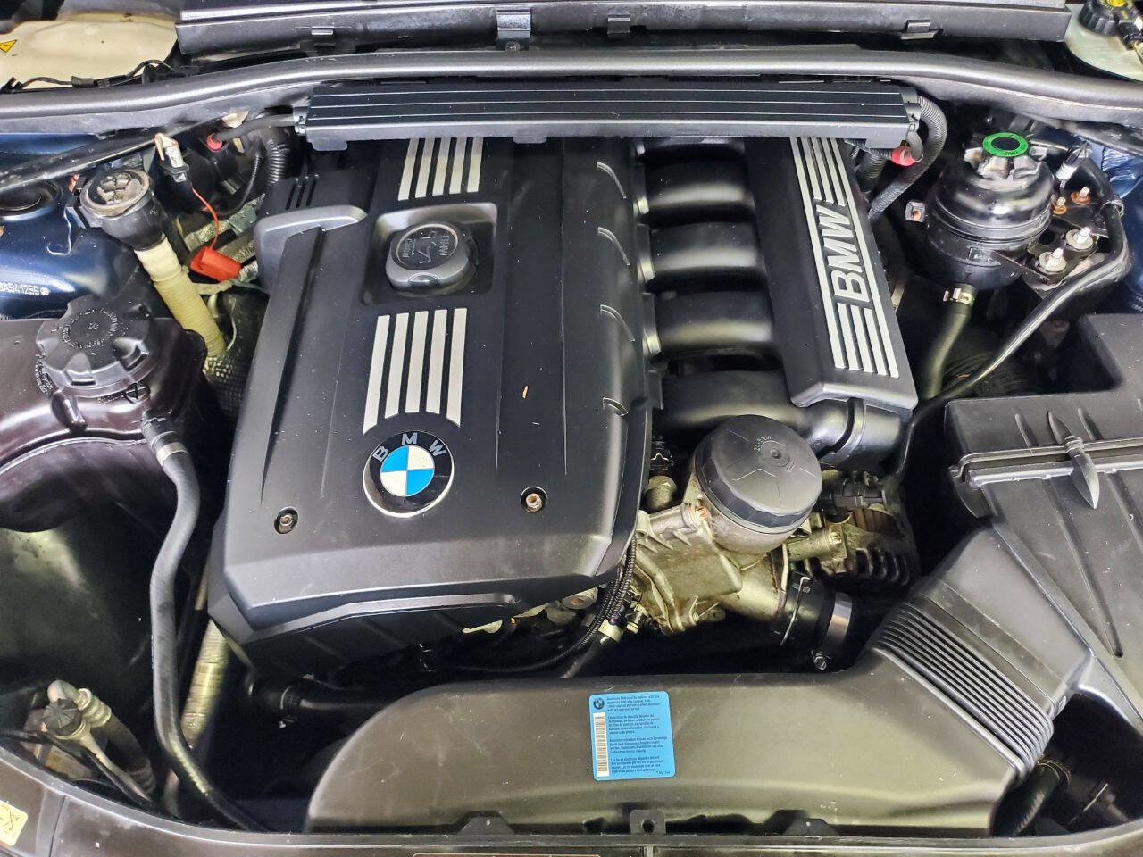 Used 2011 BMW 328i xDrive Wagon AWD/4WD image 4