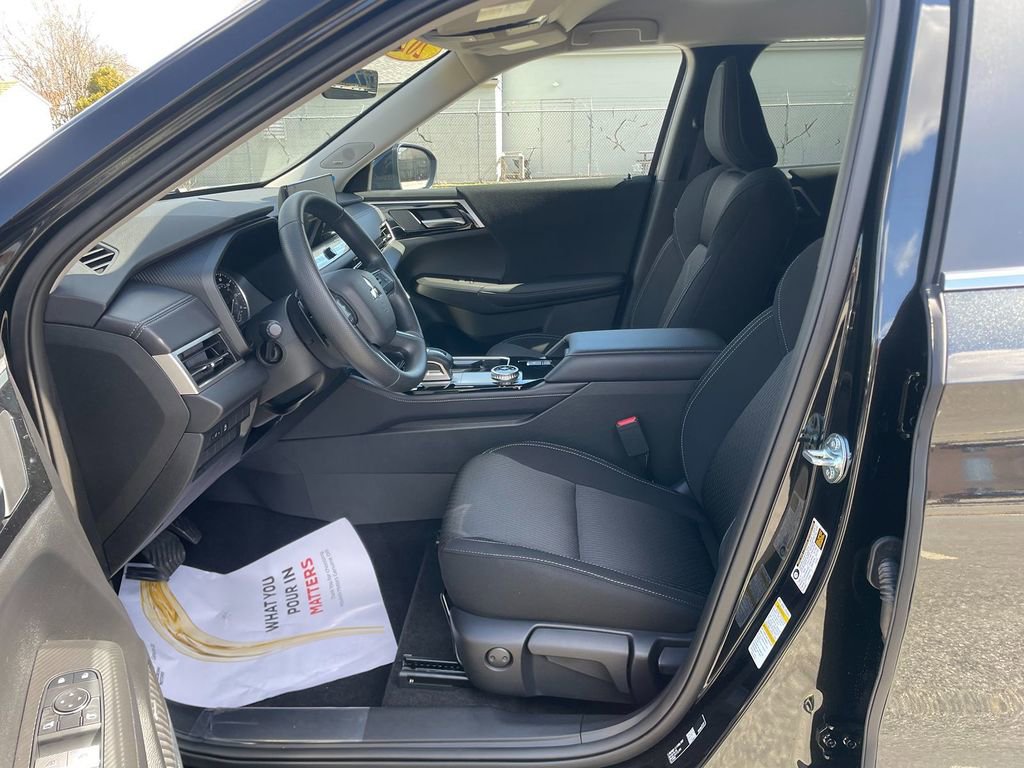 New 2026 Mitsubishi Outlander ES image 12