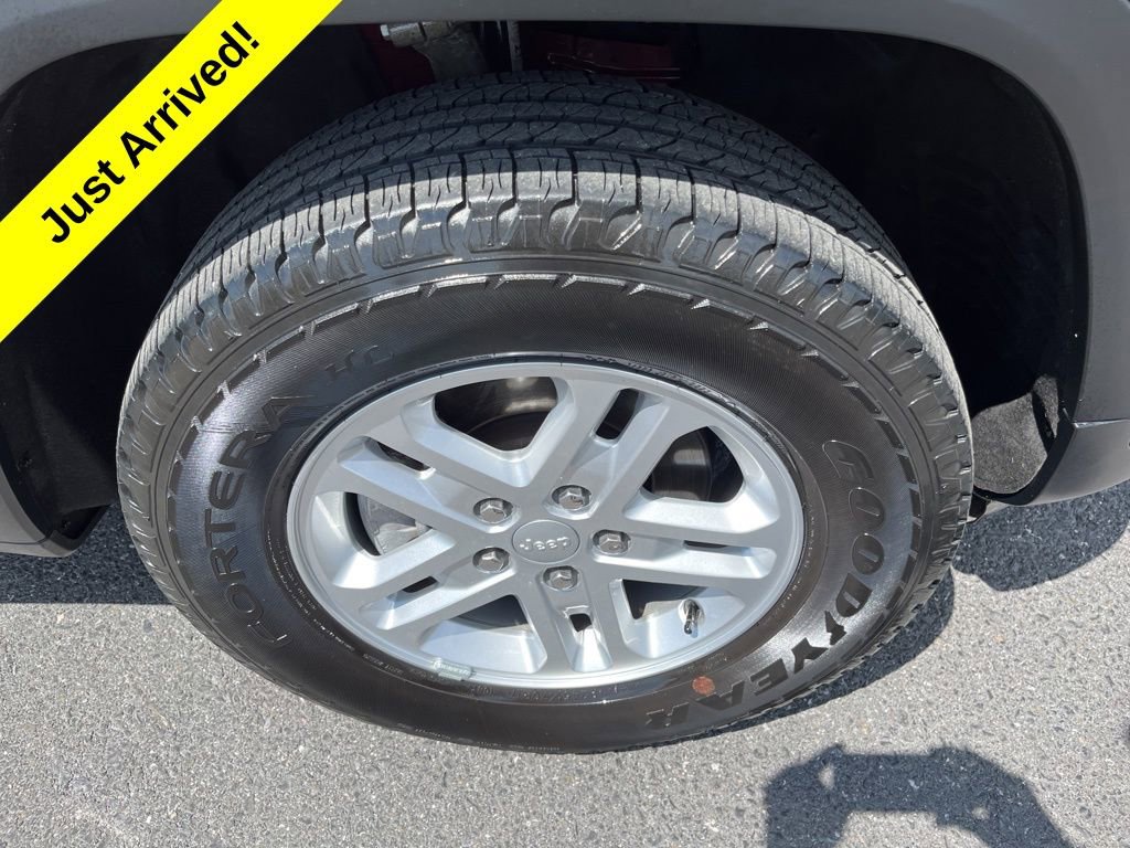 Used 2024 Jeep Grand Cherokee Laredo w/ Trailer Tow Package image 11