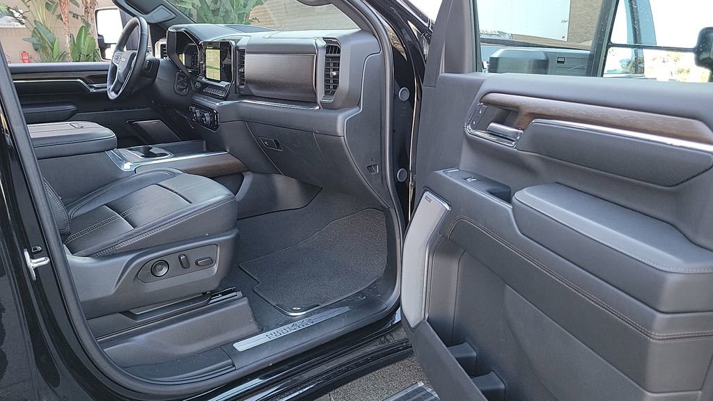 Used 2024 Chevrolet Silverado 2500 High Country w/ High Country Premium Package image 38