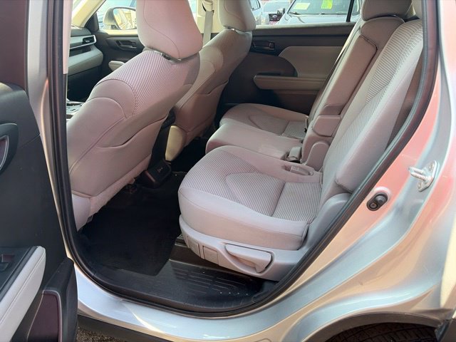 Used 2022 Toyota Highlander LE AWD/4WD image 16