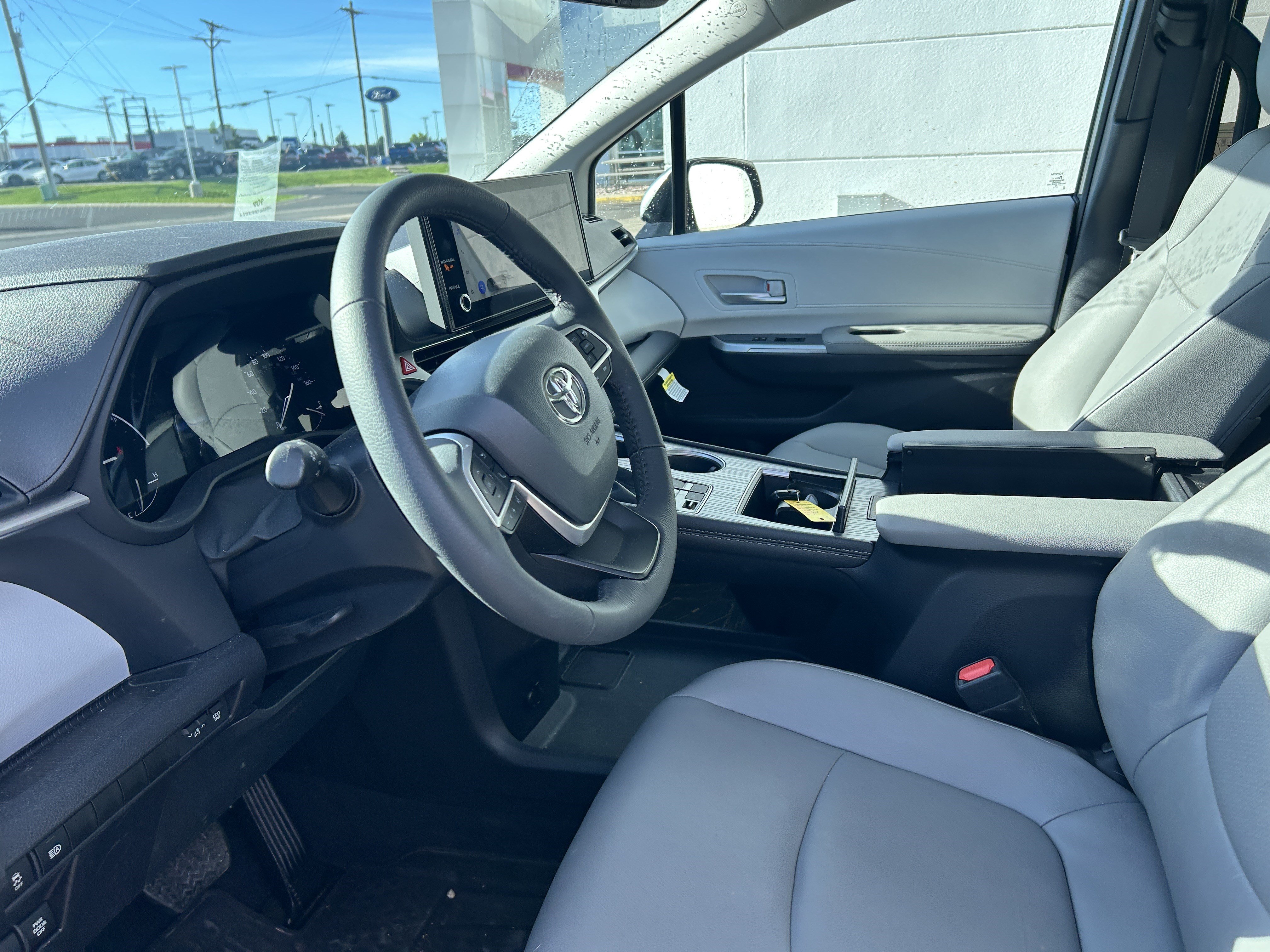Used 2026 Toyota Sienna XLE AWD/4WD image 9