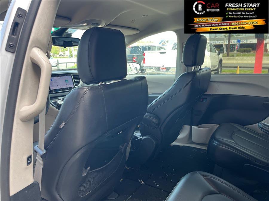 Used 2024 Chrysler Pacifica Touring-L image 35