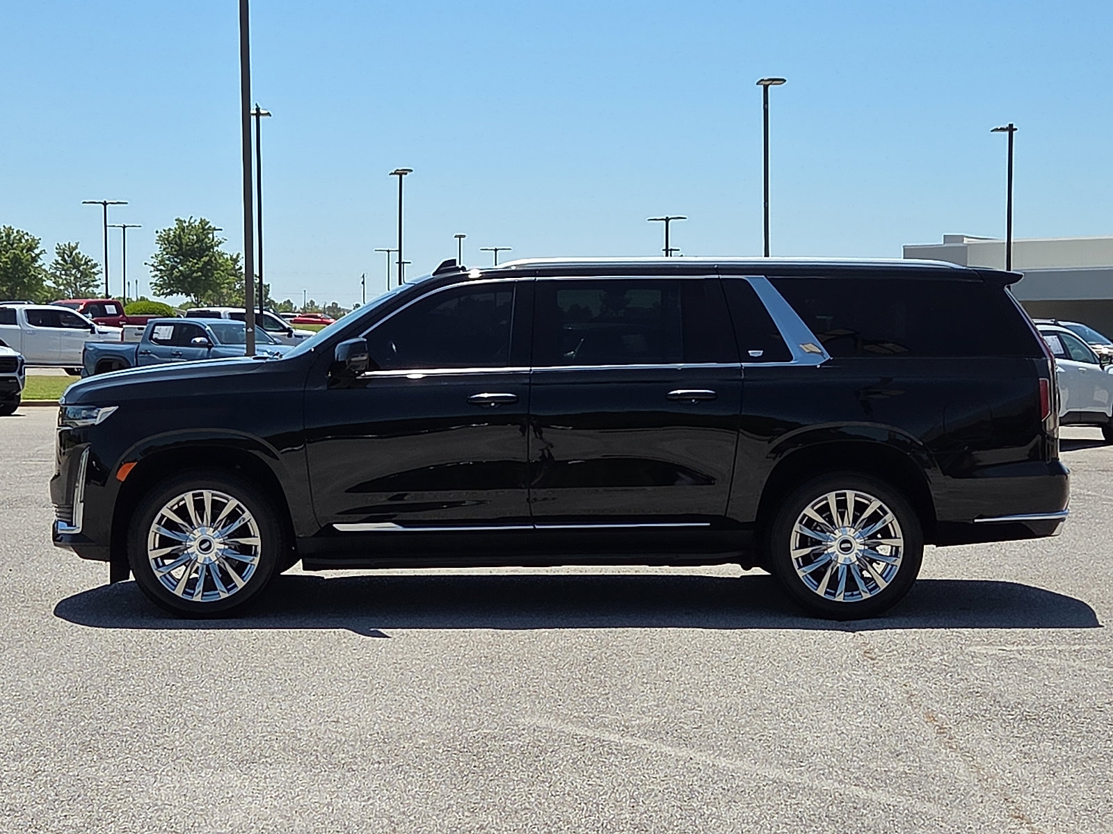 Used 2023 Cadillac Escalade ESV Premium Luxury AWD/4WD image 3