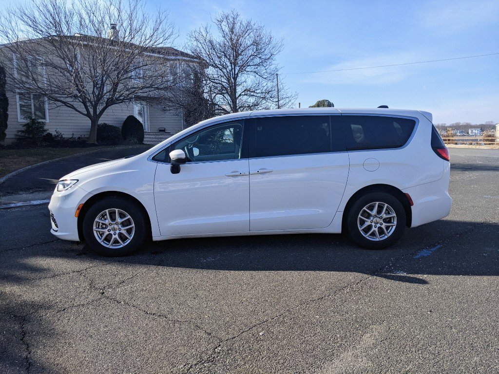 Used 2023 Chrysler Pacifica Touring-L image 4