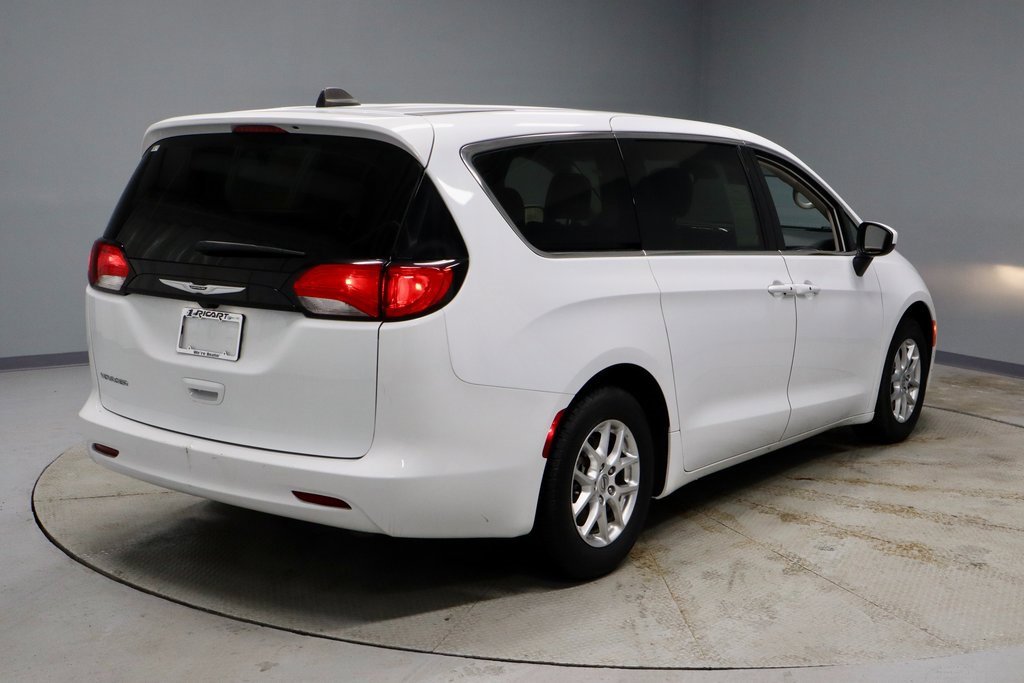 Used 2023 Chrysler Voyager LX image 13