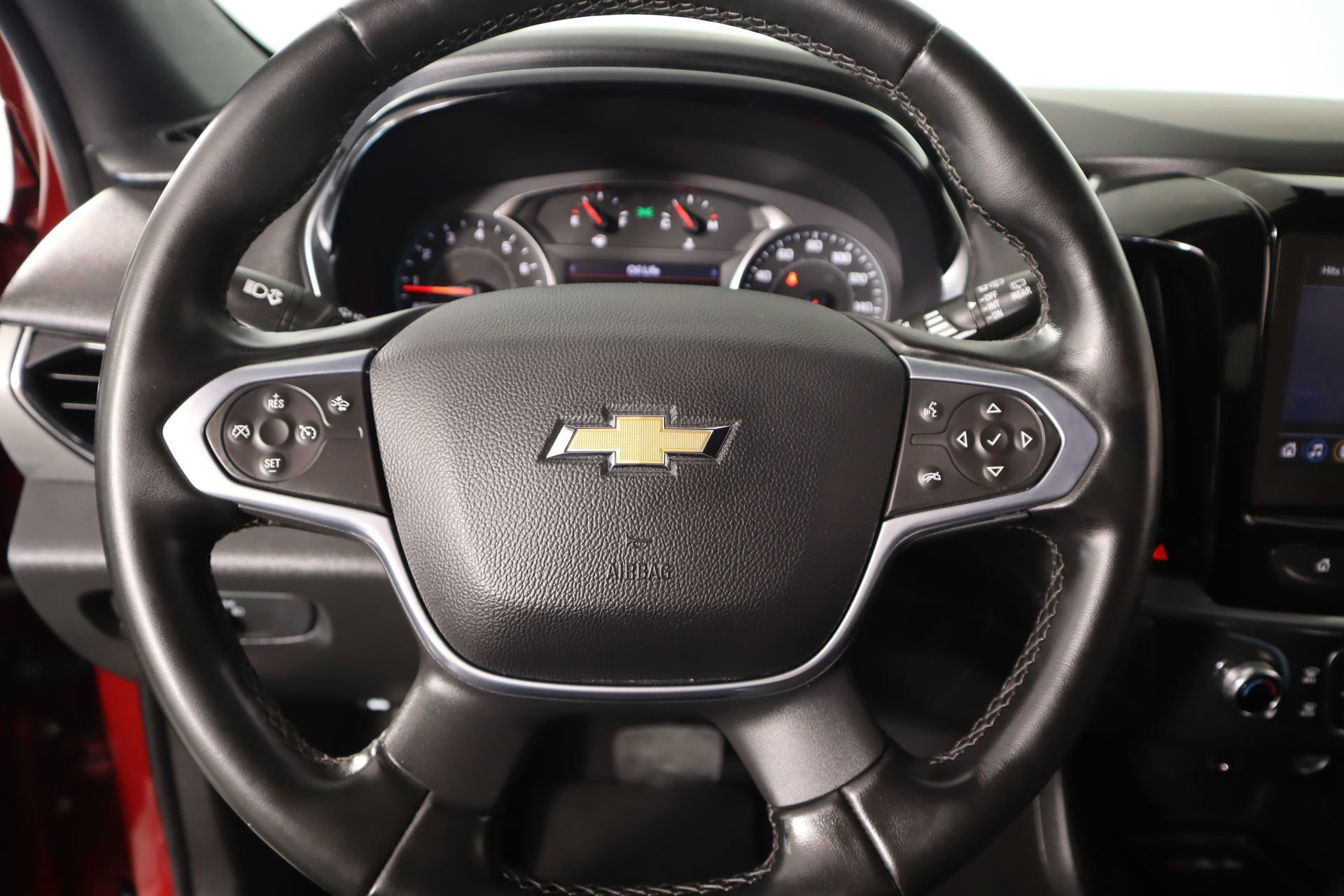 Used 2023 Chevrolet Traverse LT image 3