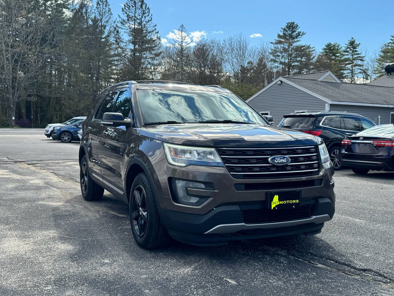Used 2016 Ford Explorer XLT w/ Equipment Group 202A AWD/4WD image 2