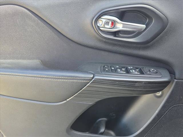 Used 2016 Jeep Cherokee Latitude AWD/4WD image 10
