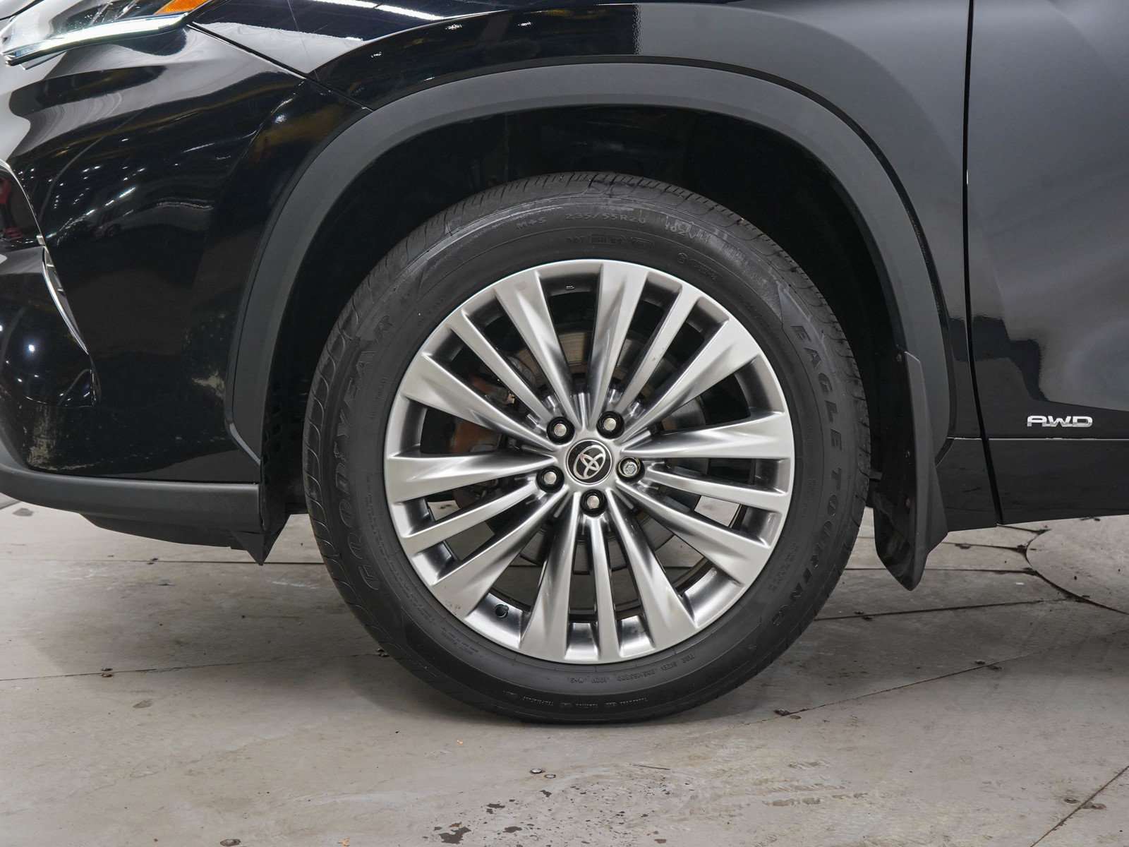 Used 2025 Toyota Highlander Platinum AWD/4WD image 30
