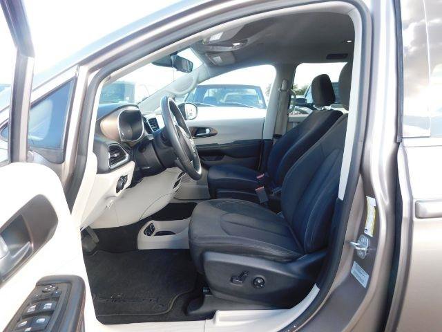 Used 2017 Chrysler Pacifica Touring image 9