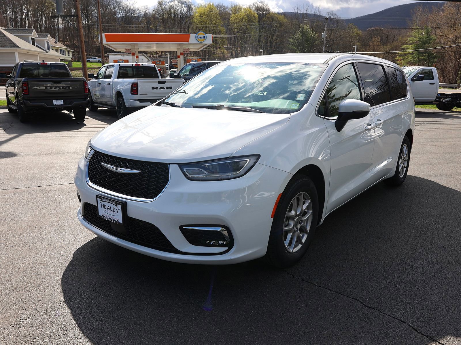 Used 2023 Chrysler Pacifica Touring-L image 3