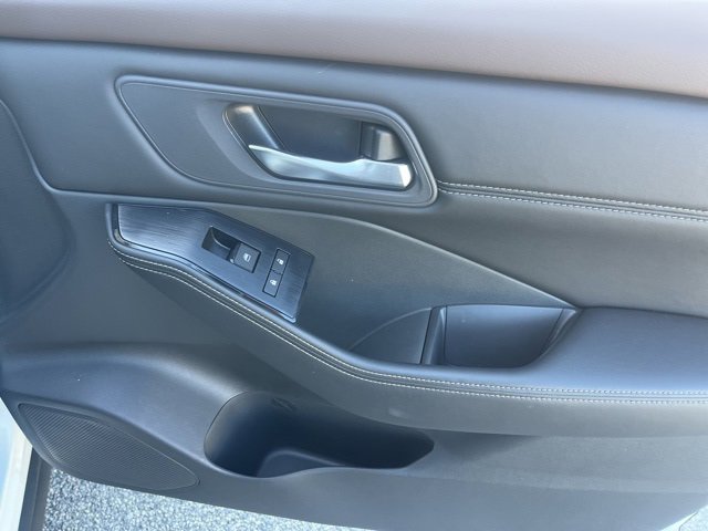 Used 2023 Nissan Rogue SV w/ SV Premium B Package image 19