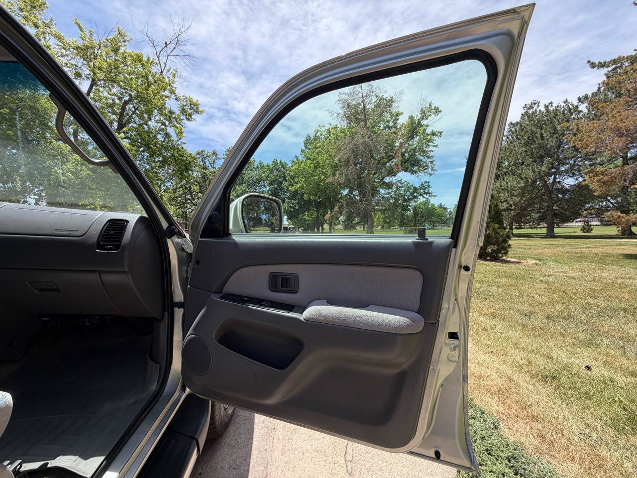 Used 2002 Toyota 4Runner SR5 AWD/4WD image 18