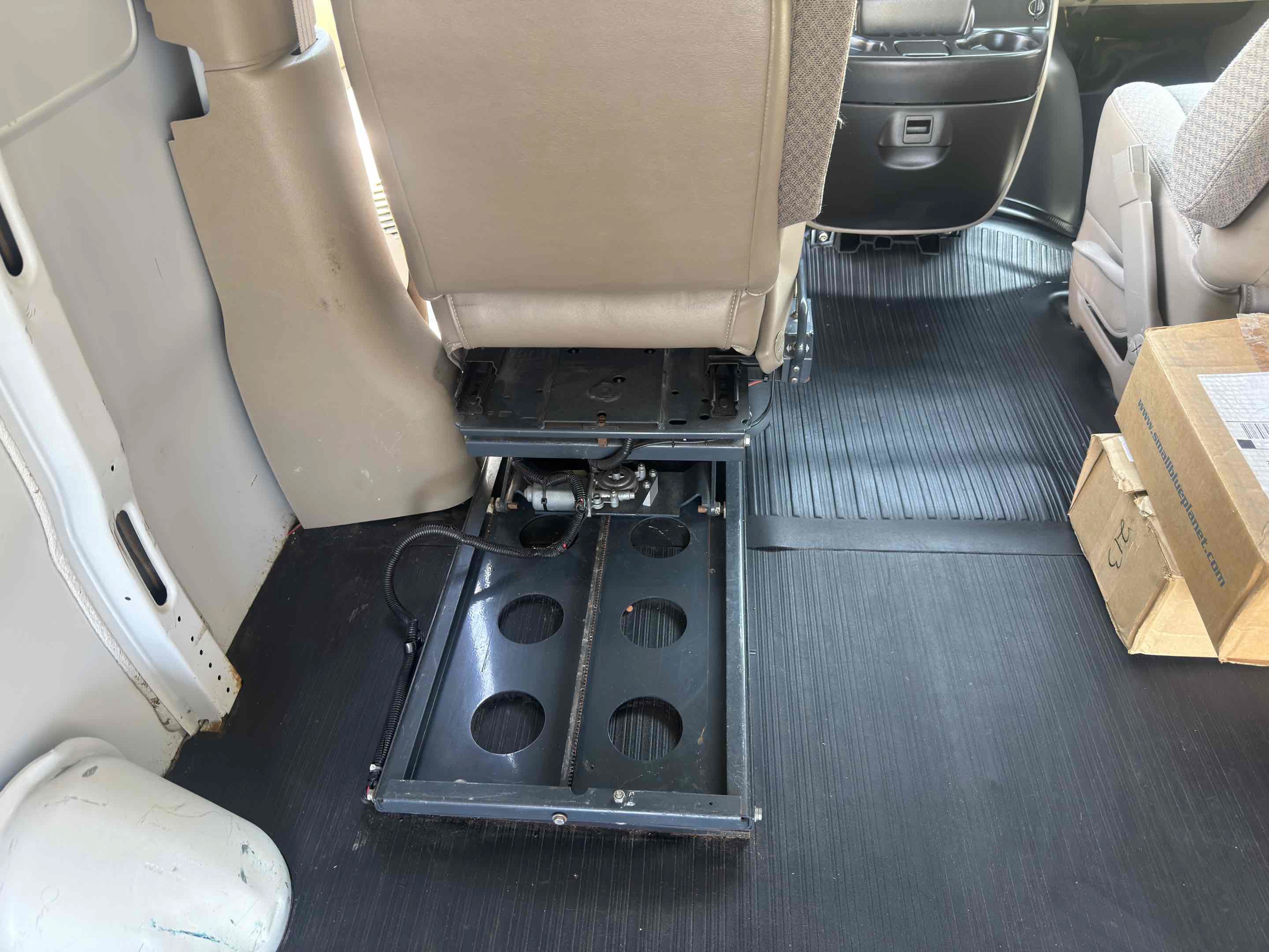 Used 2001 Chevrolet Express 3500 w/ Convenience Pkg 1 RWD image 36