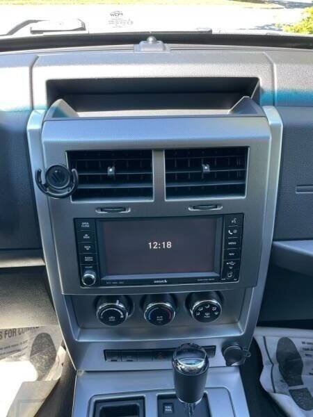Used 2010 Jeep Liberty Limited w/ Tire & Wheel Group RWD image 18