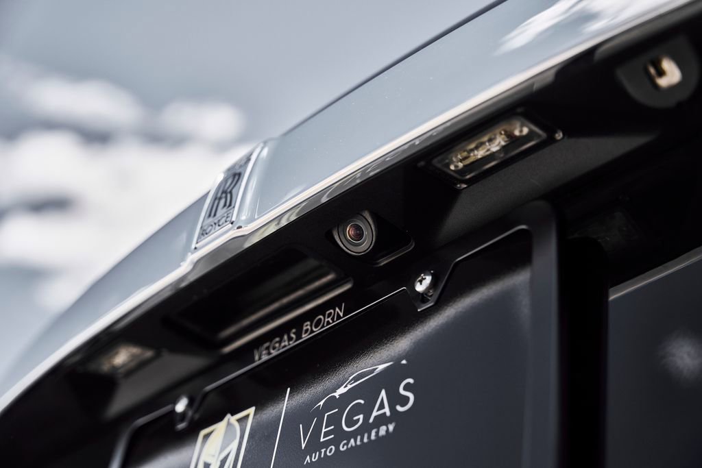 Used 2018 Rolls-Royce Dawn RWD image 13