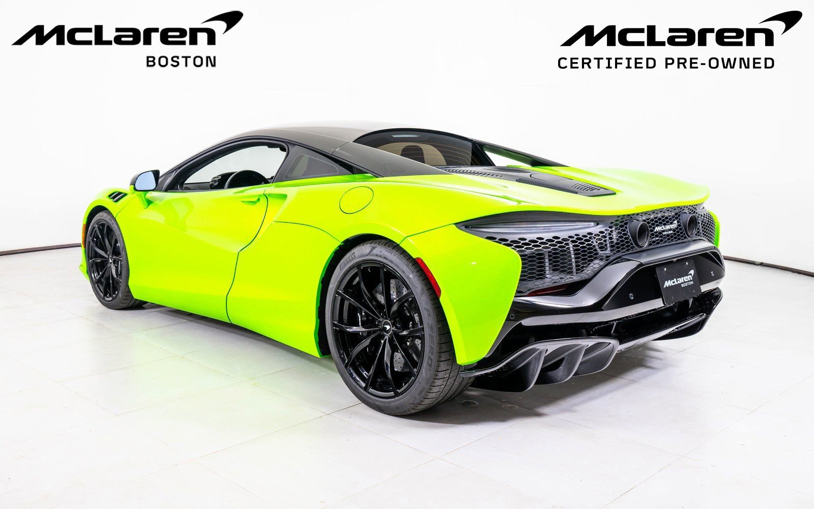 Used 2024 McLaren Artura RWD image 3