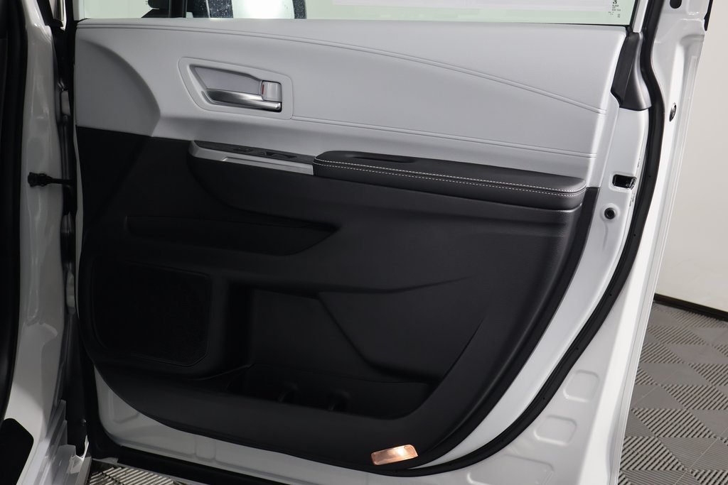 Used 2026 Toyota Sienna XSE FWD image 14