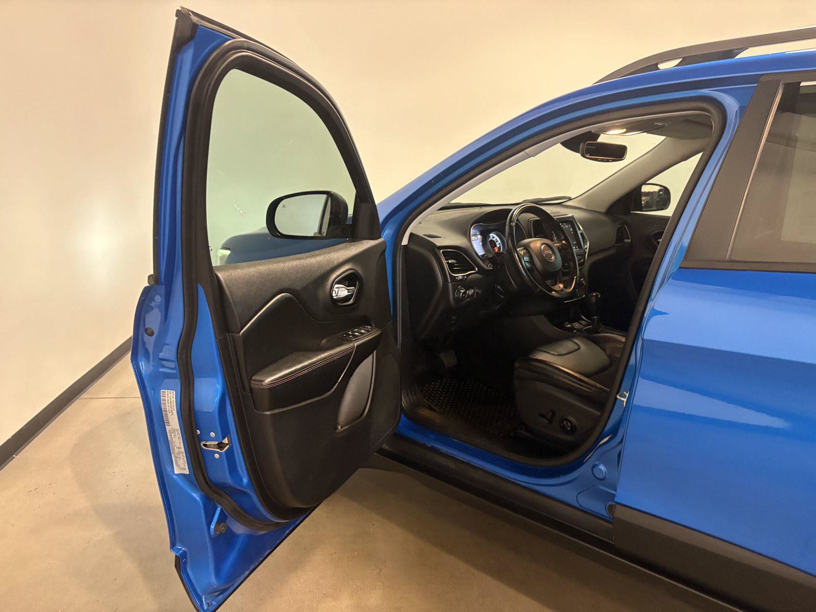 Used 2021 Jeep Cherokee Trailhawk w/ Sun, Sound & Nav Group AWD/4WD image 9