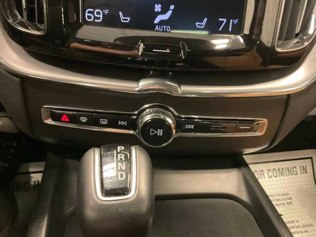 Used 2020 Volvo XC60 T5 Momentum w/ Protection Package Premier AWD/4WD image 19