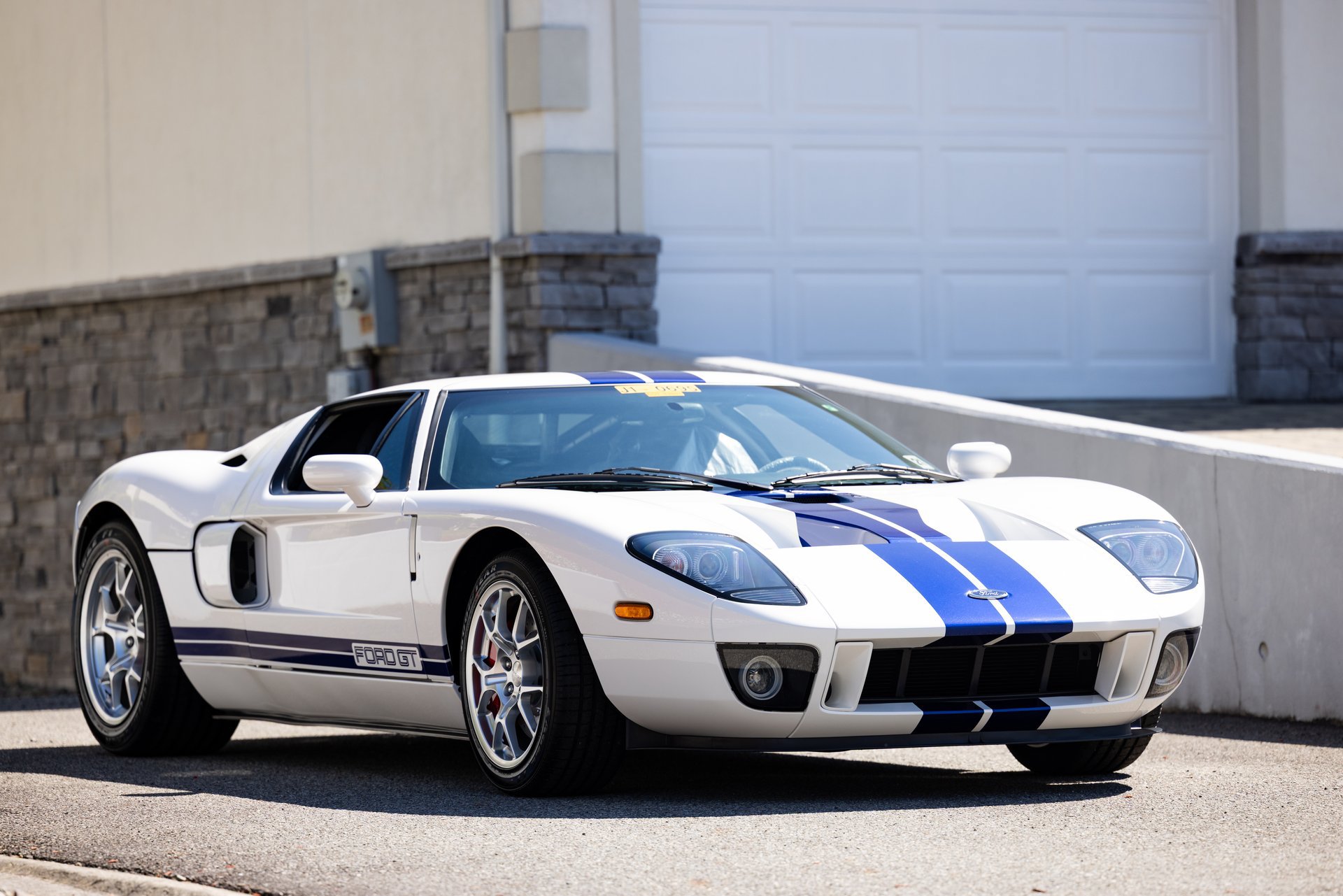 Used 2006 Ford GT RWD image 11