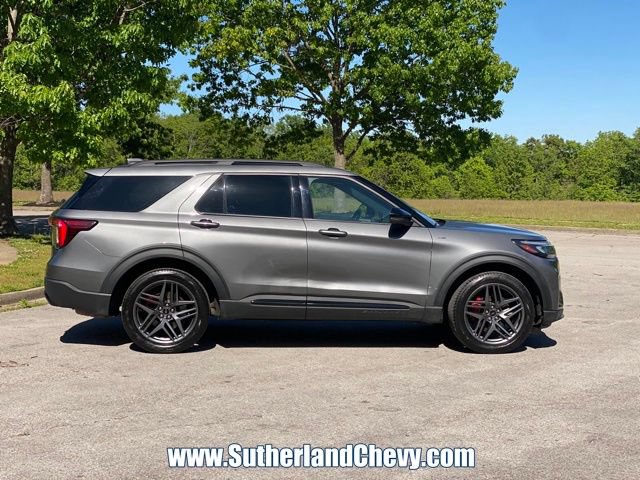 Used 2025 Ford Explorer ST-Line w/ ST-Line Street Pack AWD/4WD image 8