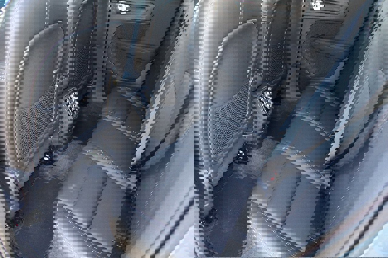 Certified 2025 Volvo XC40 B5 Plus image 29