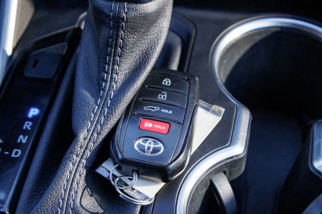 Used 2024 Toyota Highlander XLE AWD/4WD image 30