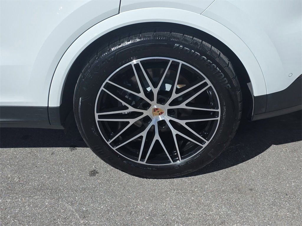 Certified 2025 Porsche Cayenne image 11