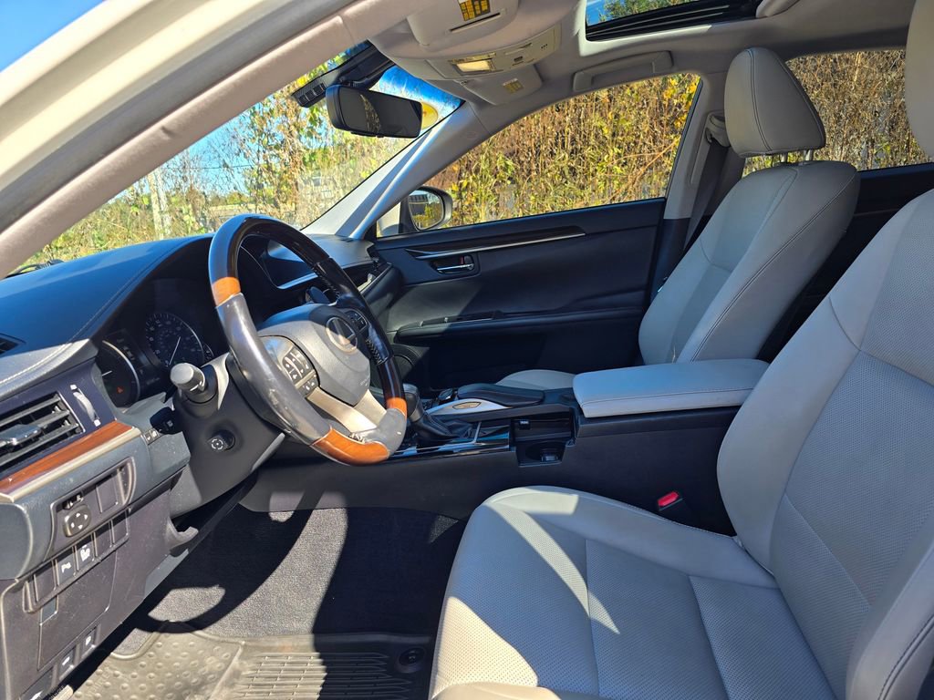 Used 2016 Lexus ES 300h image 24