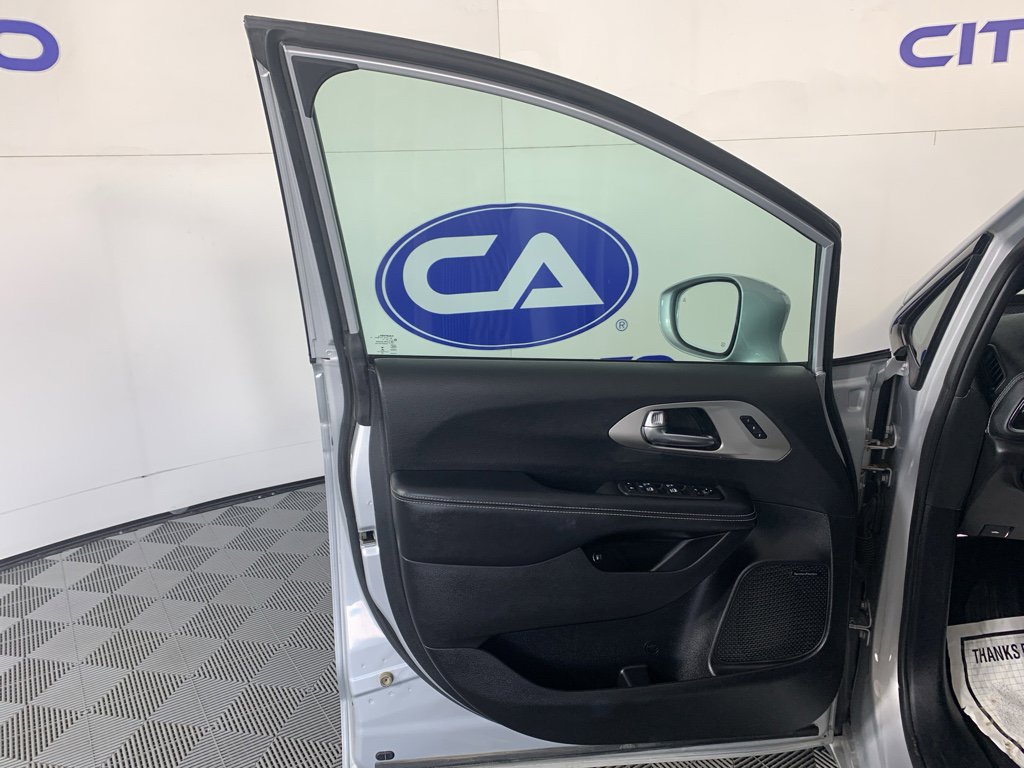 Used 2022 Chrysler Pacifica Limited w/ Uconnect Theater Family Group image 14