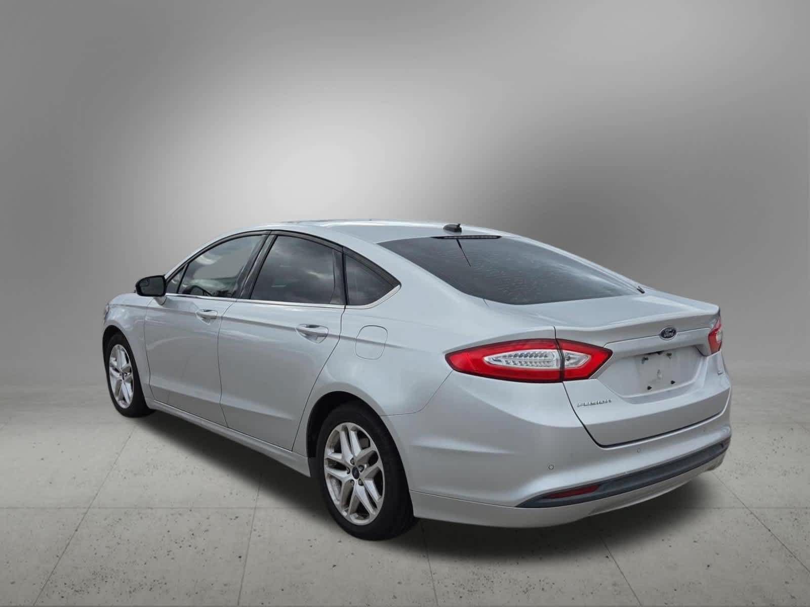 Used 2016 Ford Fusion SE FWD image 4
