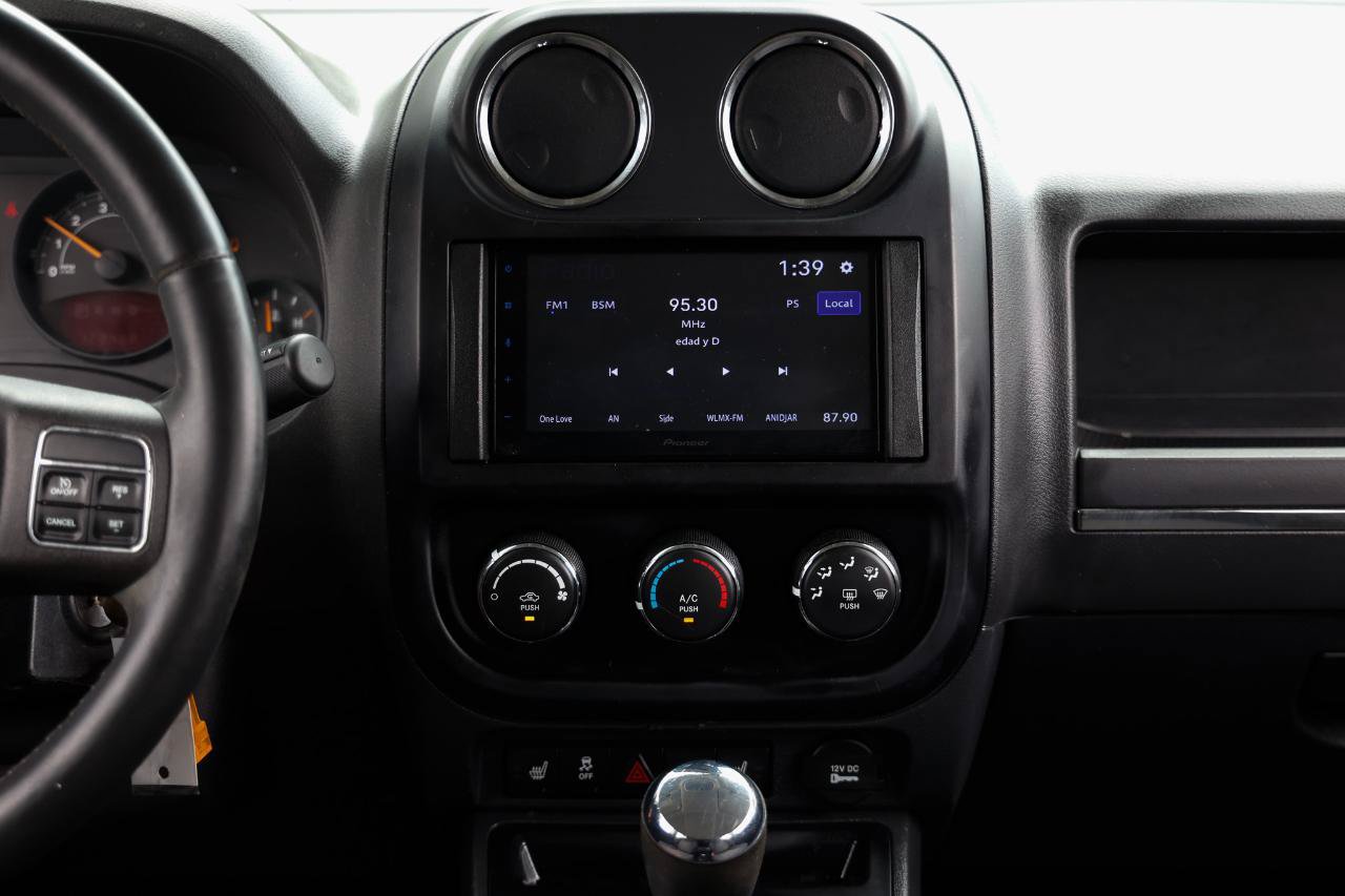 Used 2016 Jeep Patriot Latitude AWD/4WD image 32