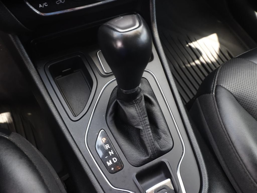 Used 2022 Jeep Cherokee Latitude Lux w/ Mopar Interior Package FWD image 22
