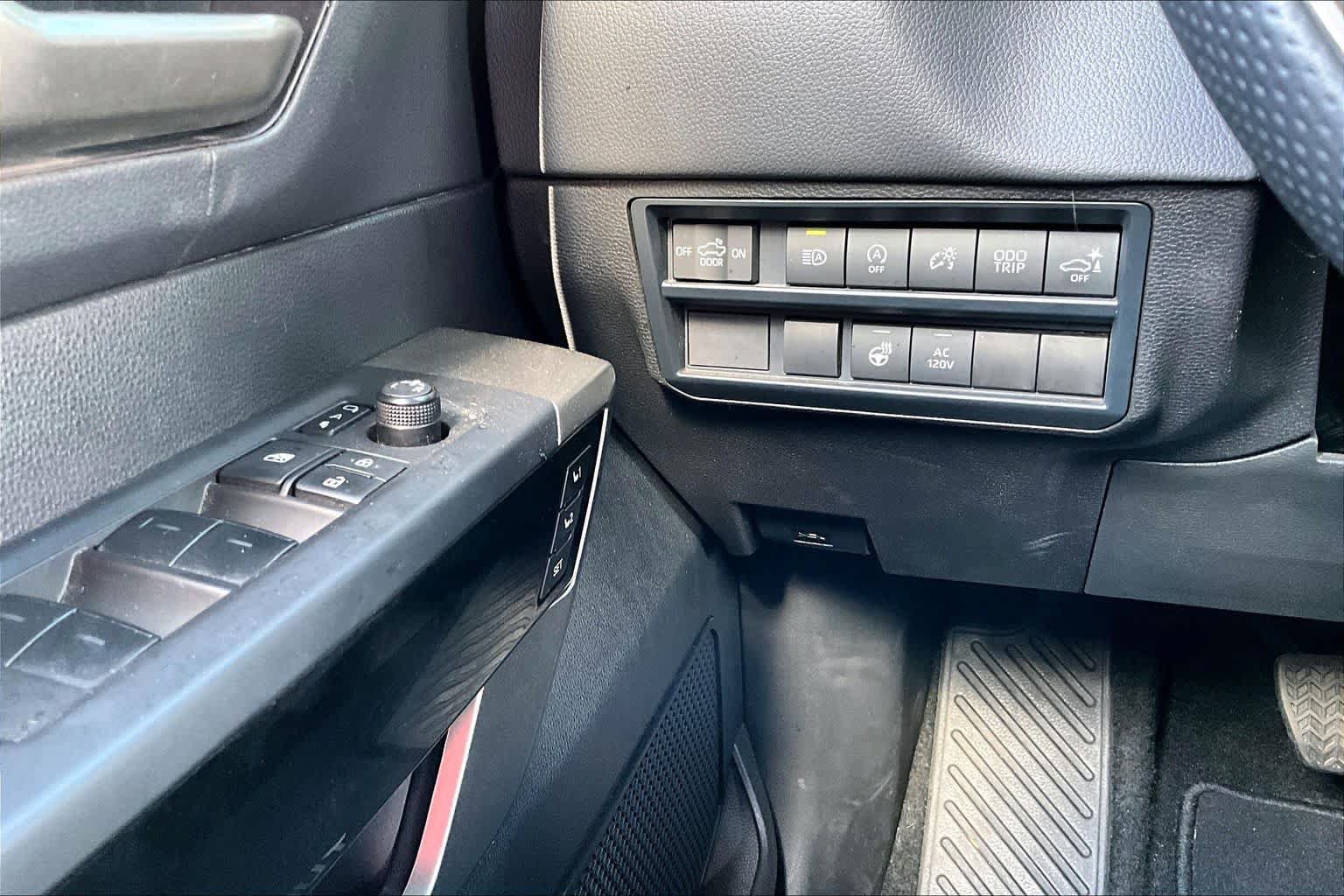 Used 2025 Toyota Tundra Limited AWD/4WD image 32
