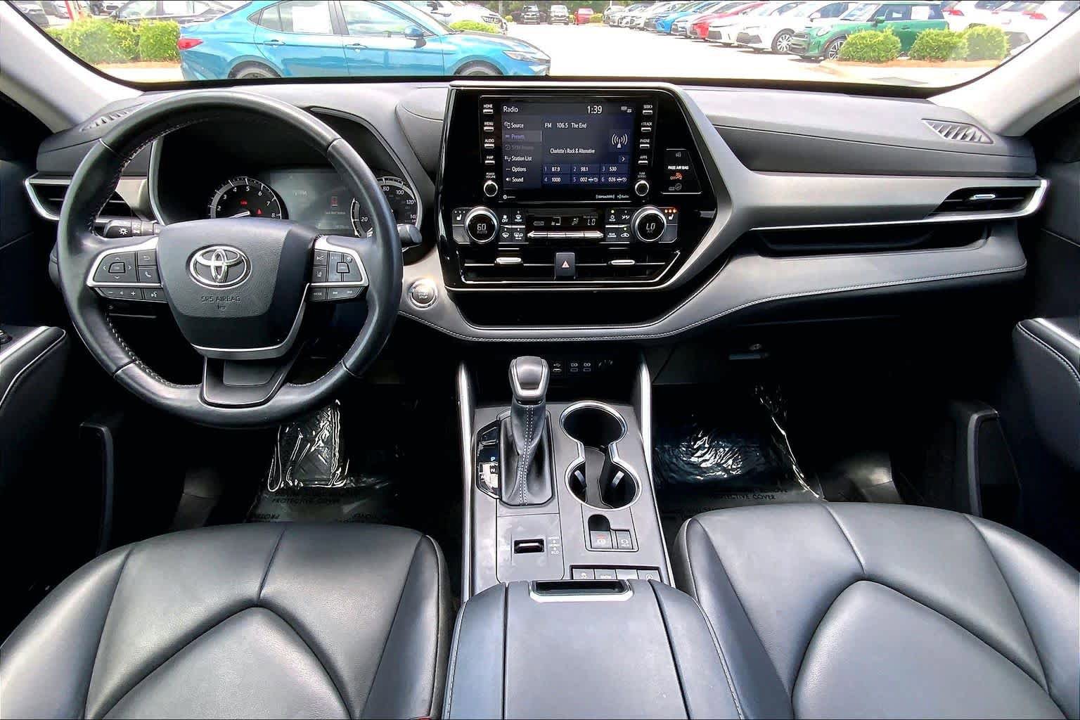 Used 2022 Toyota Highlander XLE FWD image 16