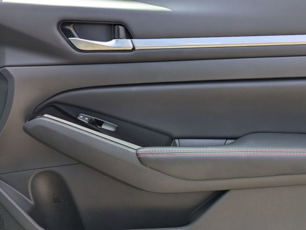 Used 2025 Nissan Altima 2.5 SR image 32