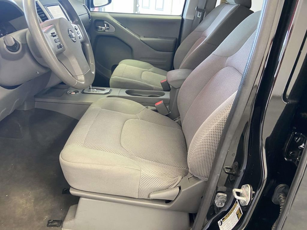 Used 2021 Nissan Frontier SV w/ Midnight Edition Floor Mats image 16
